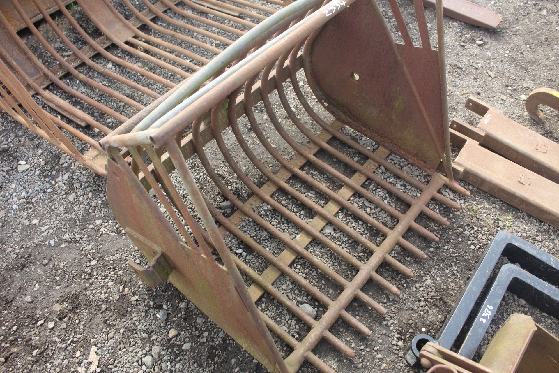 Vintage MF loader beet bucket. V - Image 6 of 6