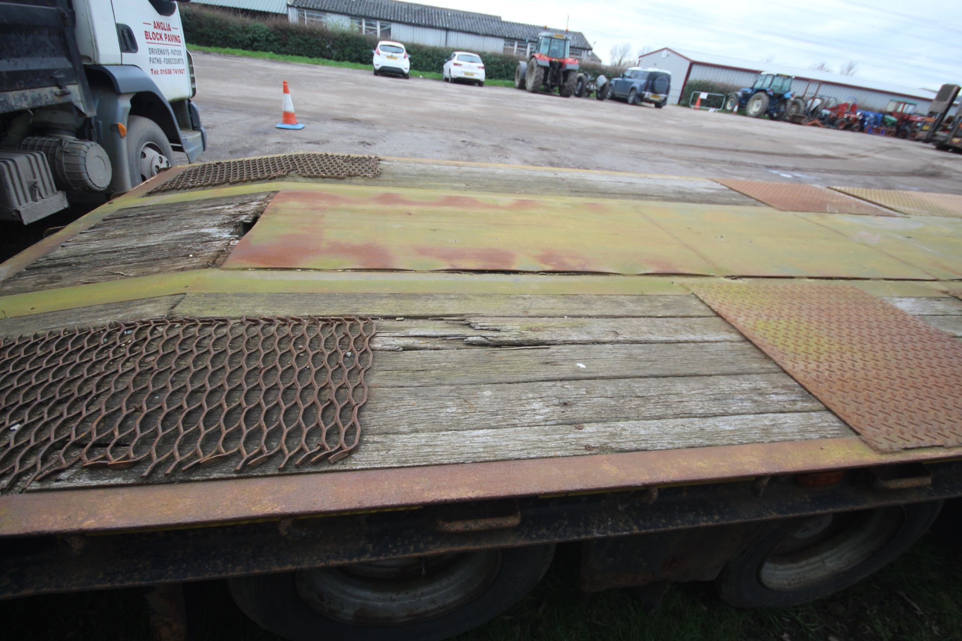 SM Trailers 37.3T 13.7m tri-axle step frame beavertail low loader trailer. Registration C198677. - Image 36 of 56