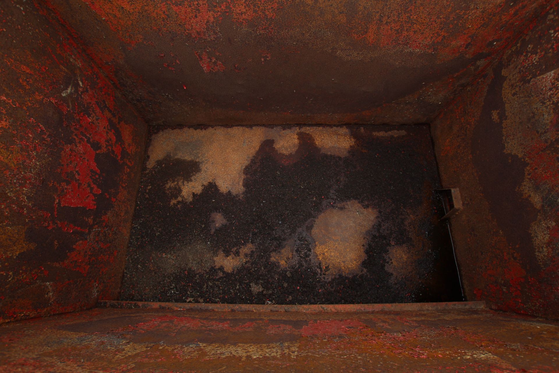 2T grain bin with bottom opening flap. - Image 5 of 5
