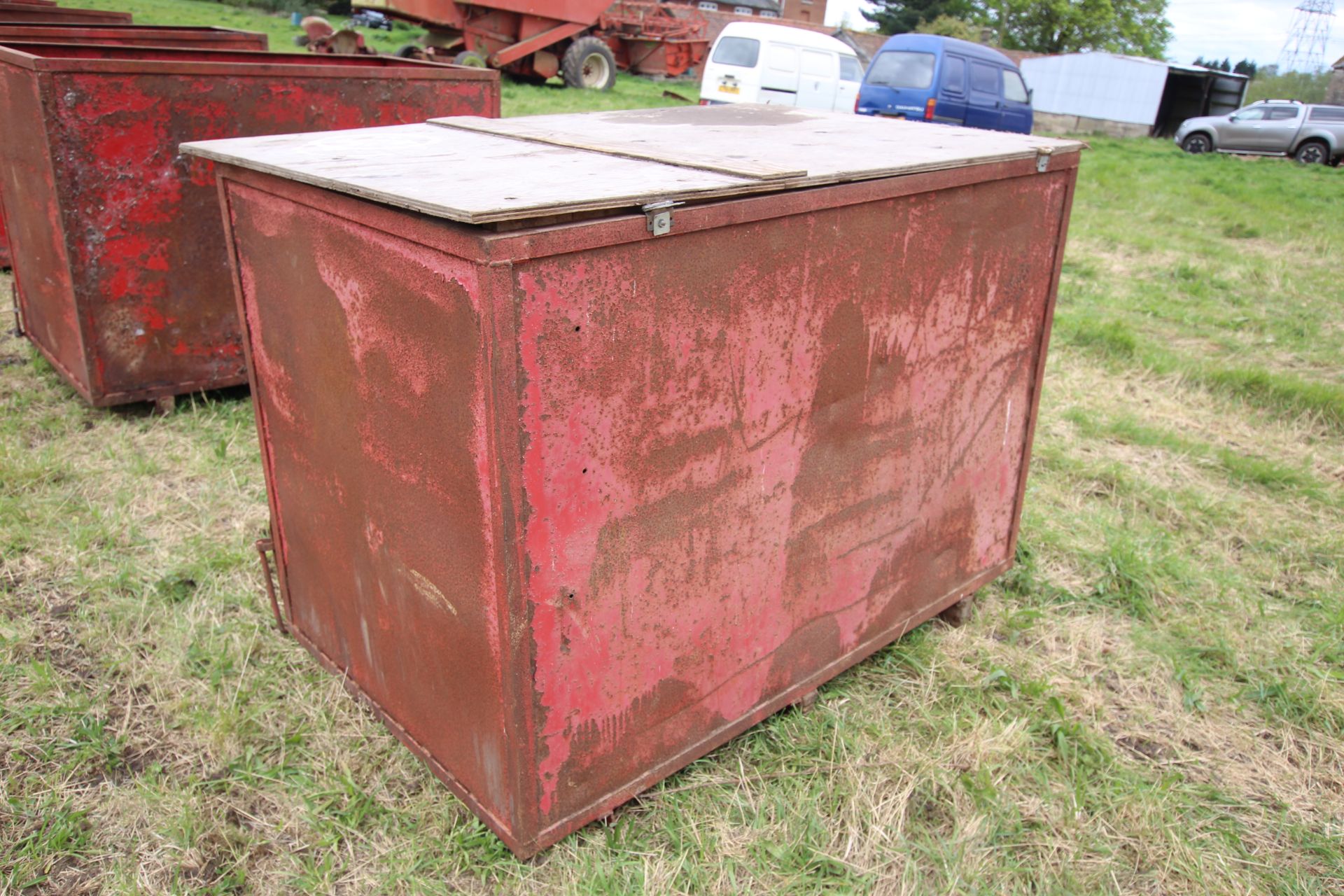 2T grain bin with bottom opening flap. - Image 3 of 5