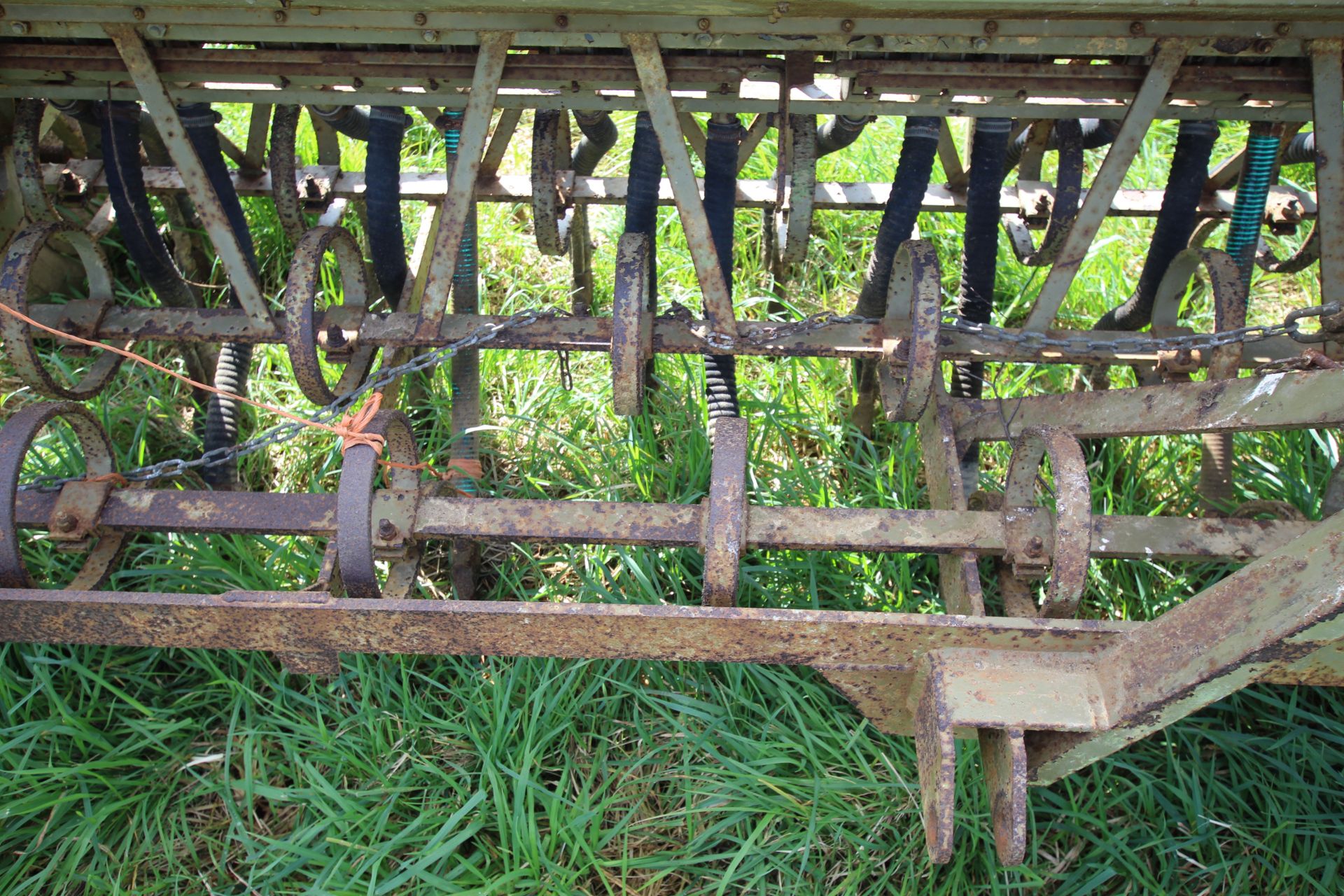 Carier 4m spring tine drill. Owned from new. - Image 5 of 19