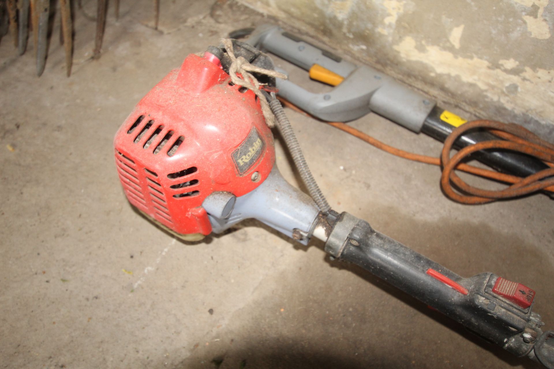 Robin MB2001 petrol strimmer. - Image 2 of 4