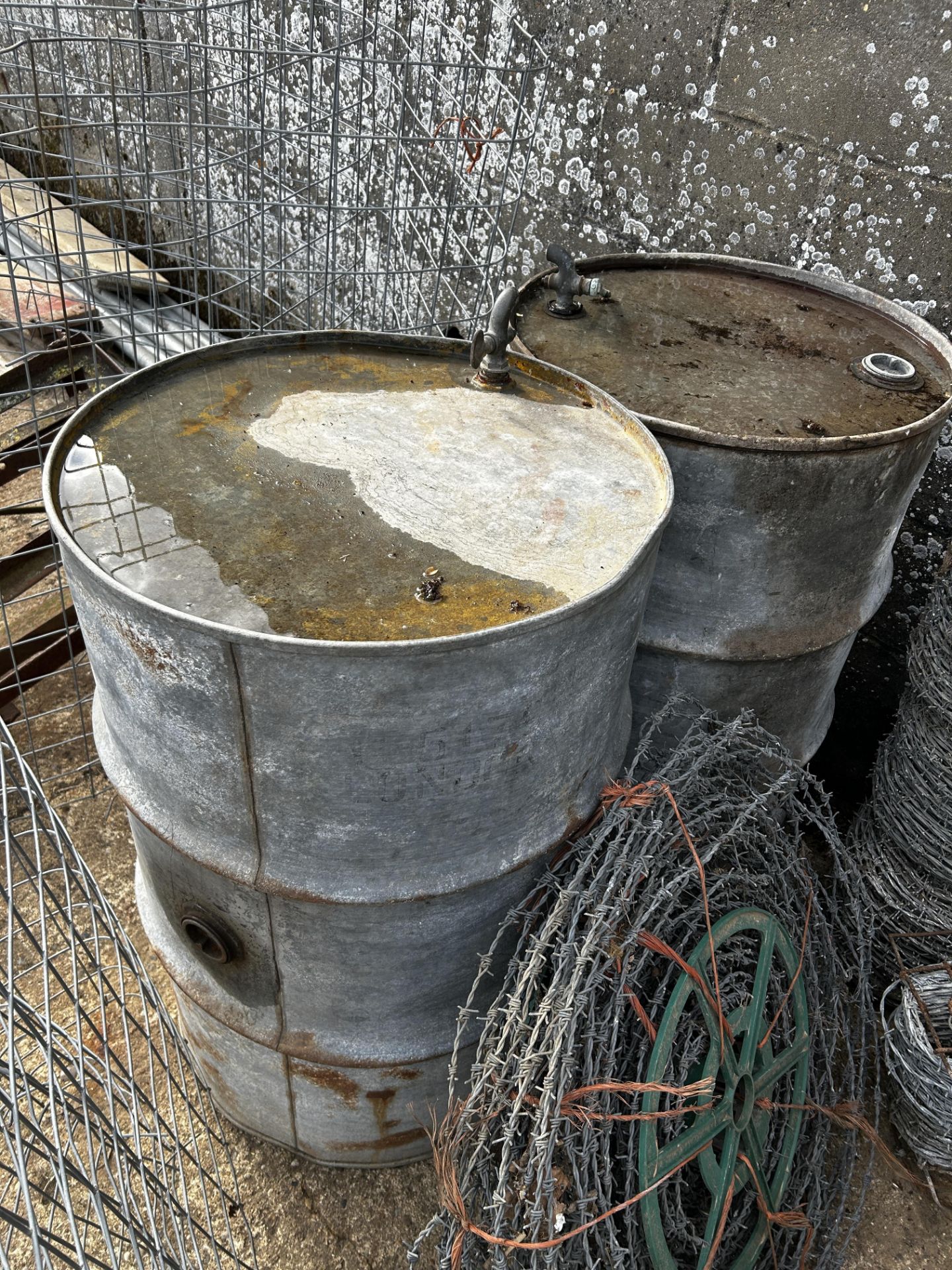 Pair of galvanised 40gallon drums with taps. - Bild 2 aus 3