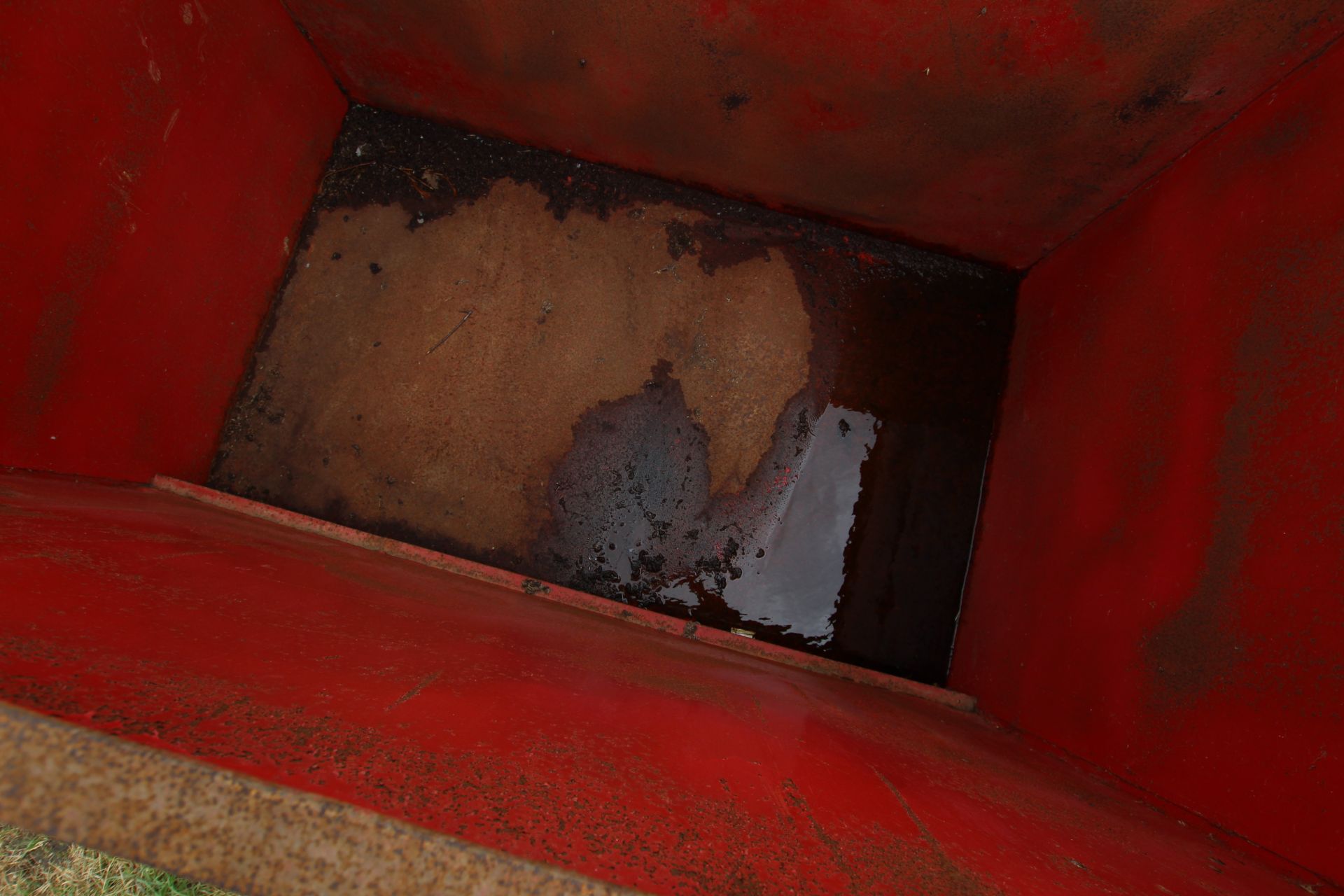 2T grain bin with bottom opening flap. - Image 5 of 5