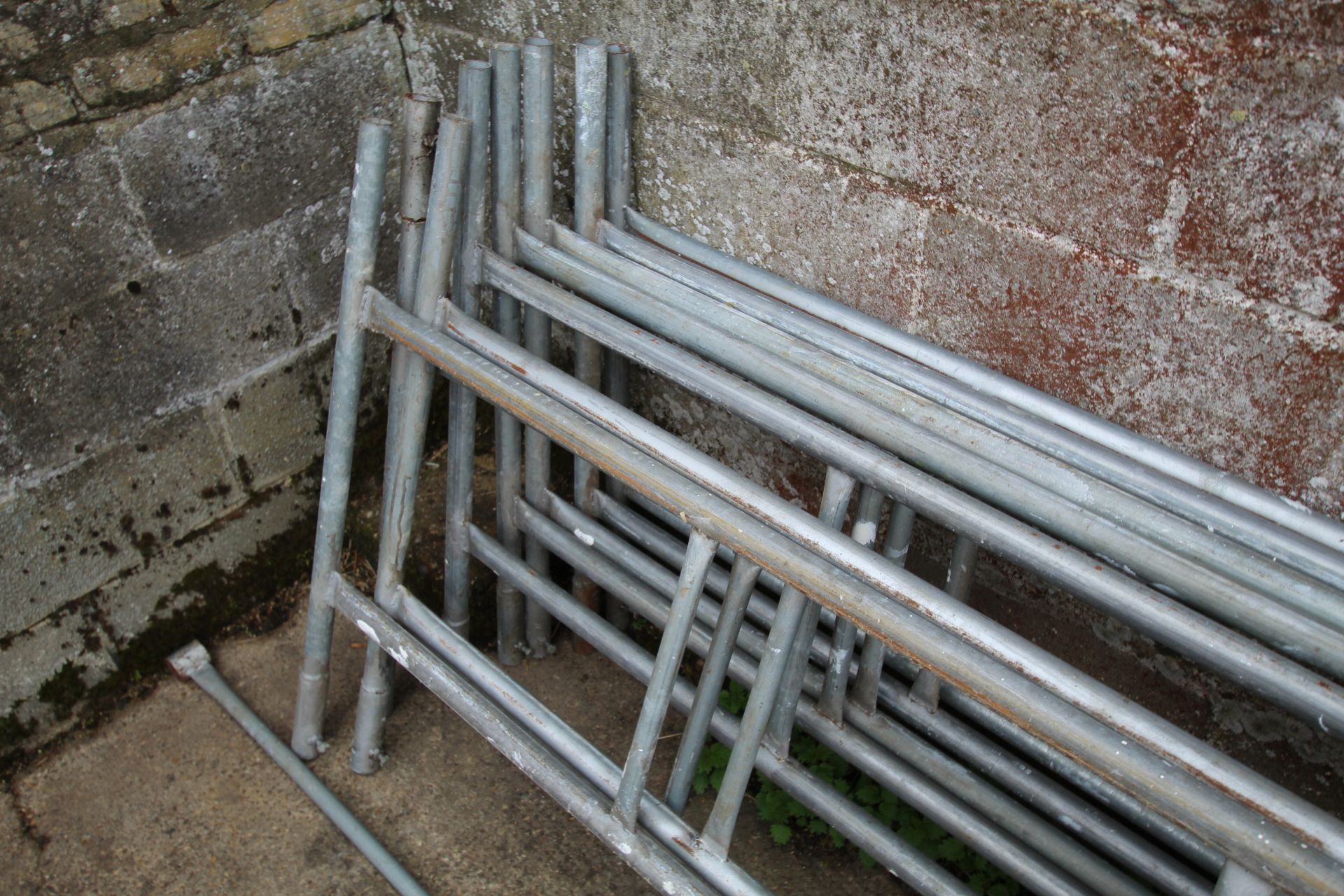 Quantity of galvanised tower scaffold. - Bild 3 aus 3