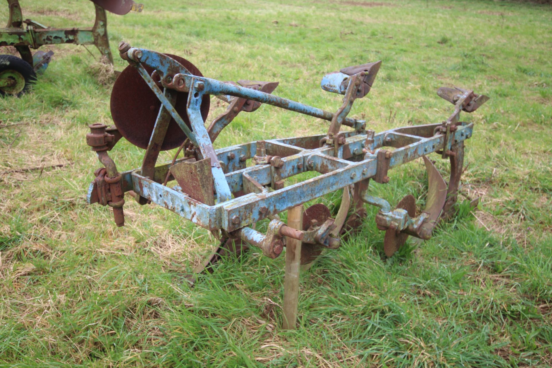 Ransomes TS59N 3 furrow conventional plough. With YL bodies, discs and skimmers. Owned from new. - Image 4 of 19