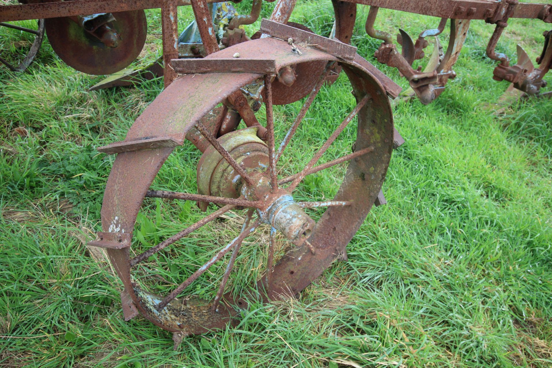 Ransomes Multitrac four furrow conventional trailed plough. With discs. - Image 9 of 25