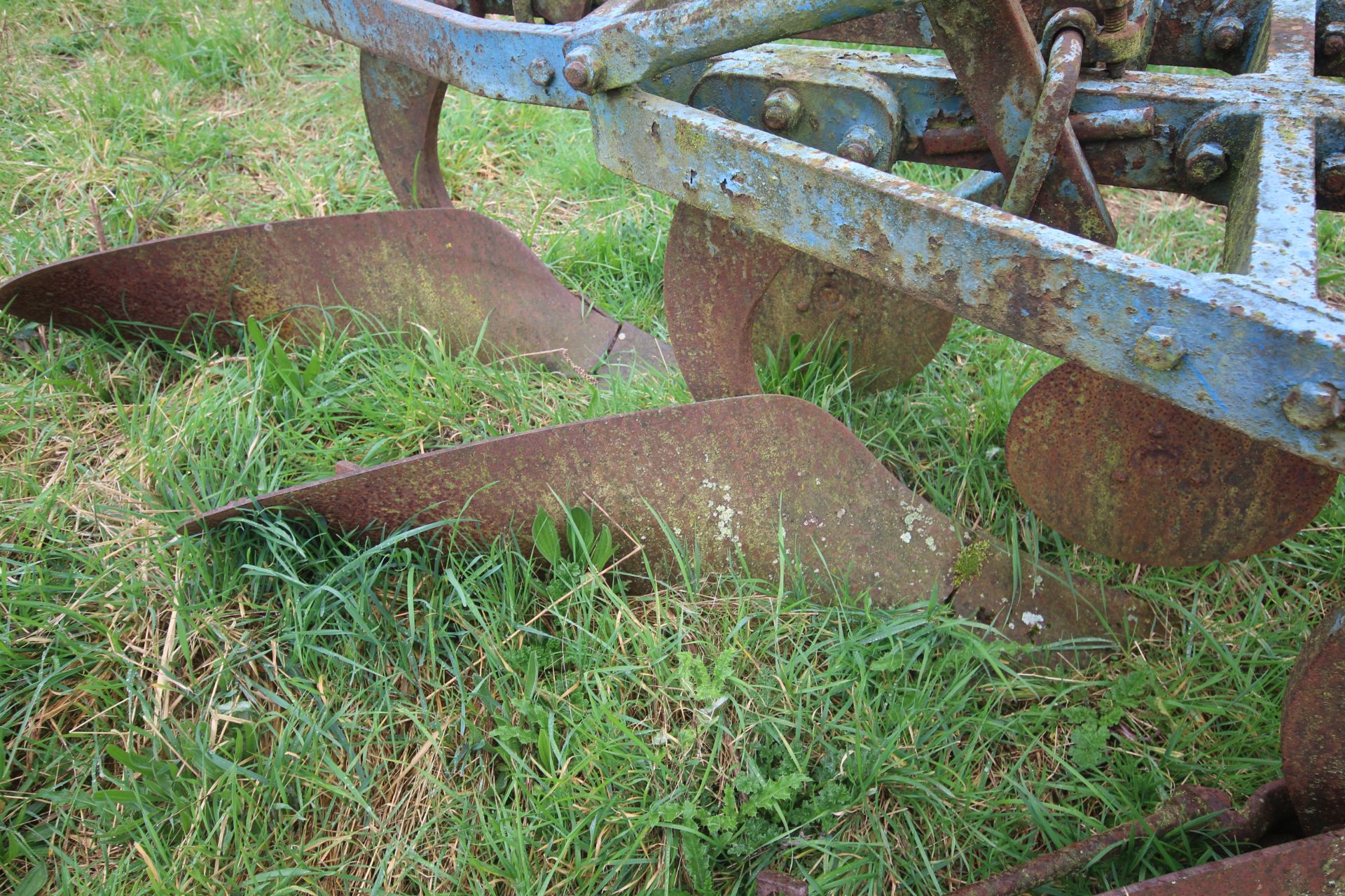 Ransomes TS59N 3 furrow conventional plough. With YL bodies, discs and skimmers. Owned from new. - Image 11 of 19