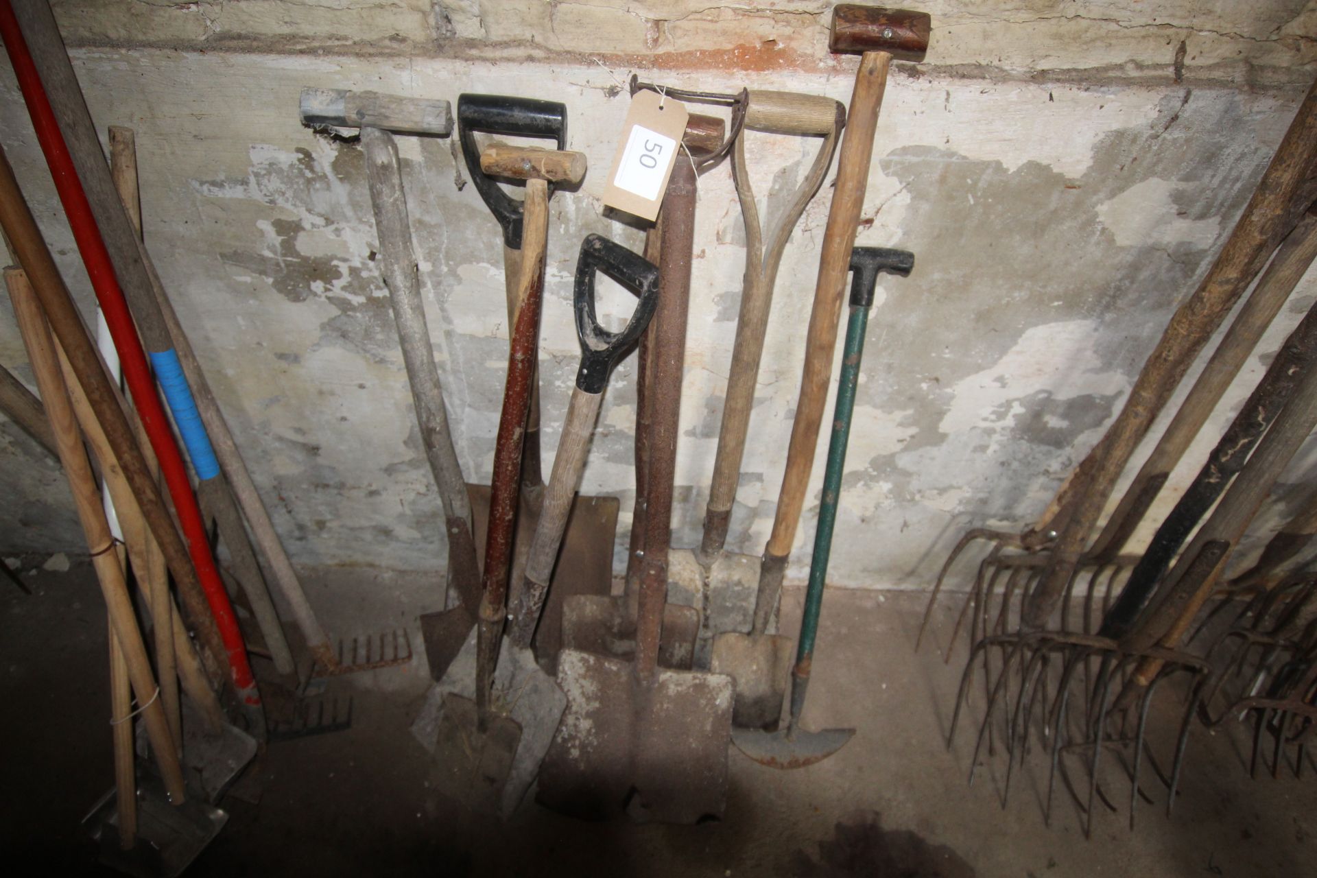 Quantity of shovels and spades.