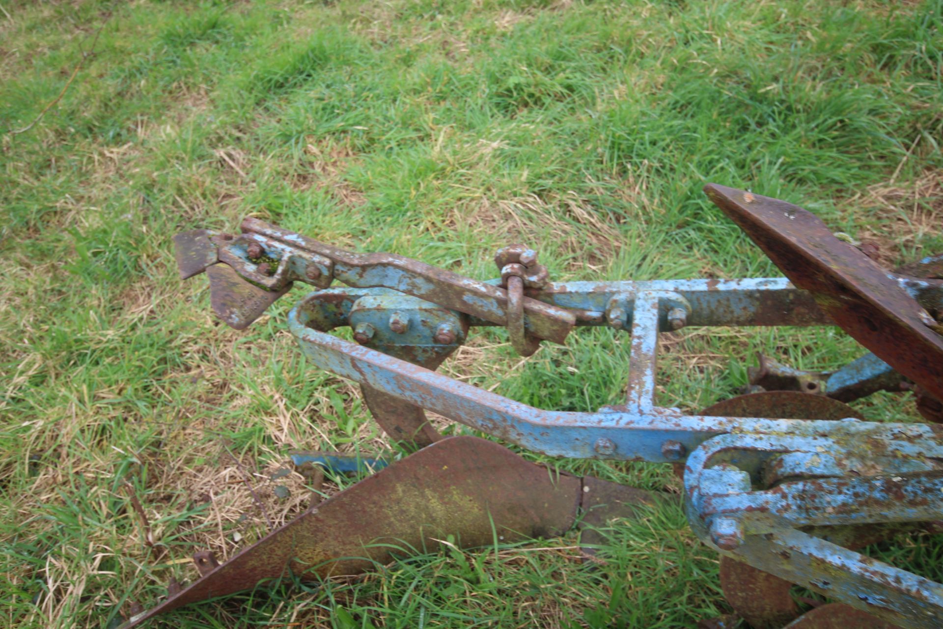 Ransomes TS59N 3 furrow conventional plough. With YL bodies, discs and skimmers. Owned from new. - Image 13 of 19