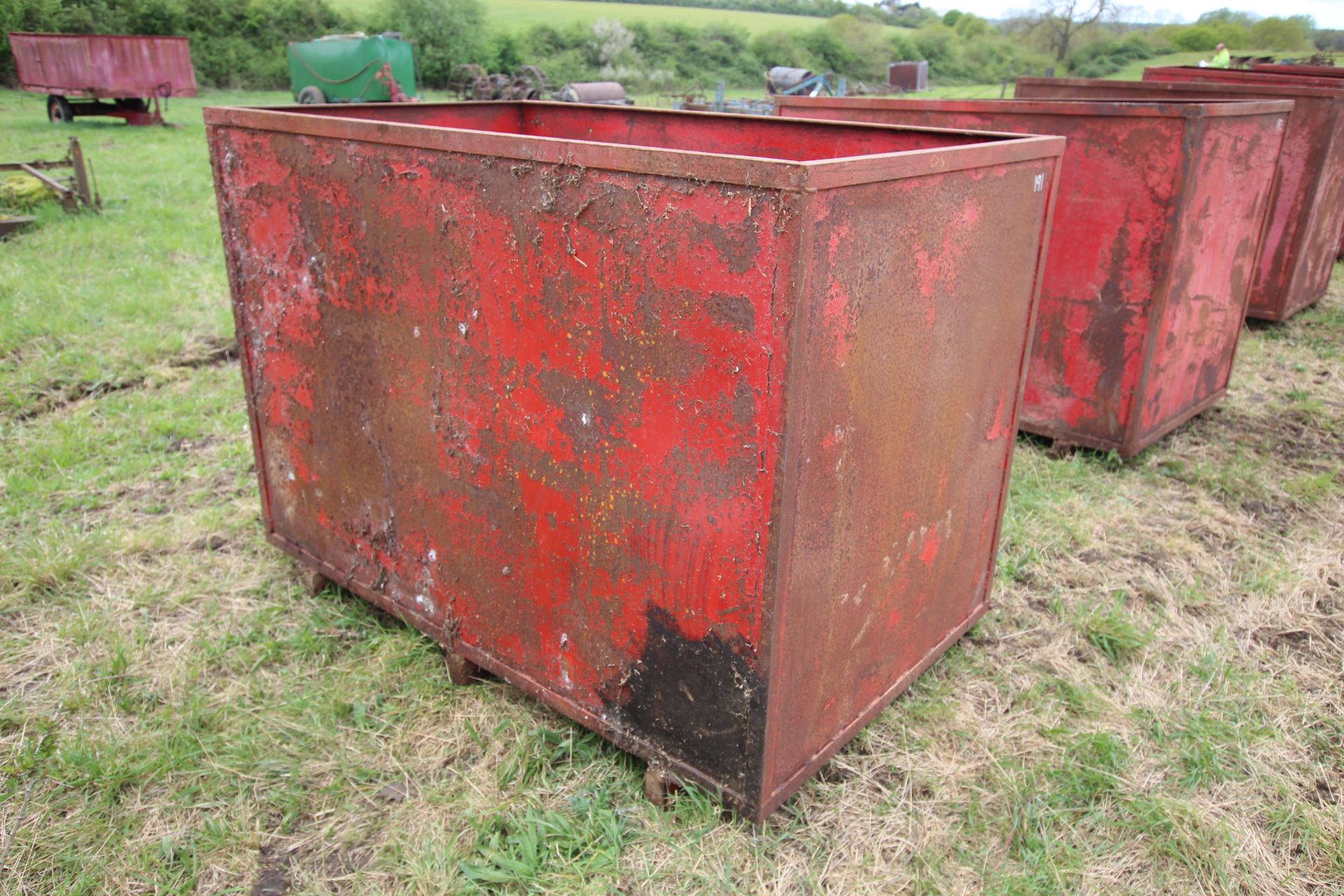 2T grain bin with bottom opening flap. - Image 2 of 5