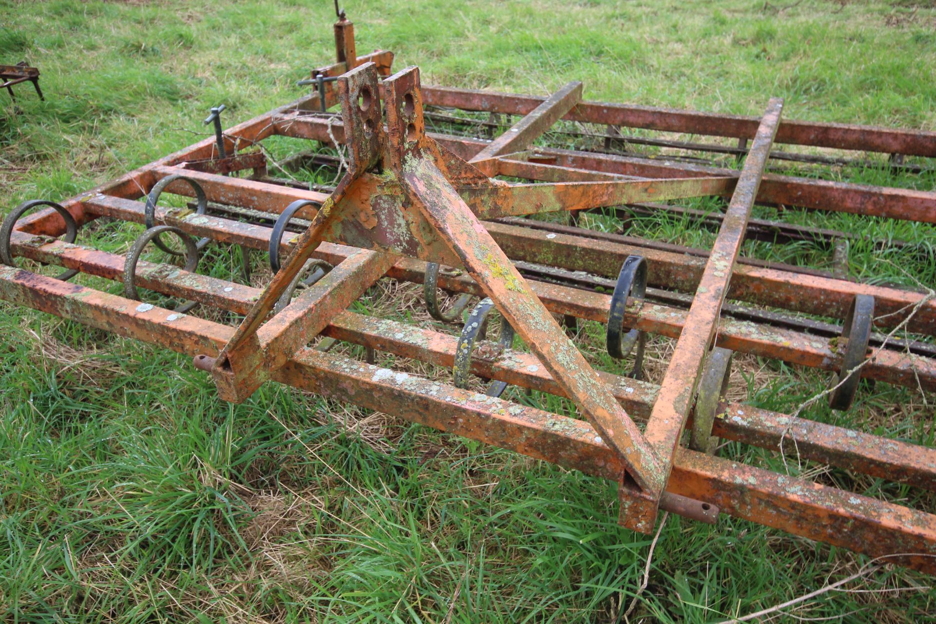Blench 10ft mounted combination harrow. Comprising two rows spring tines, four rows Dutch harrow - Image 5 of 16