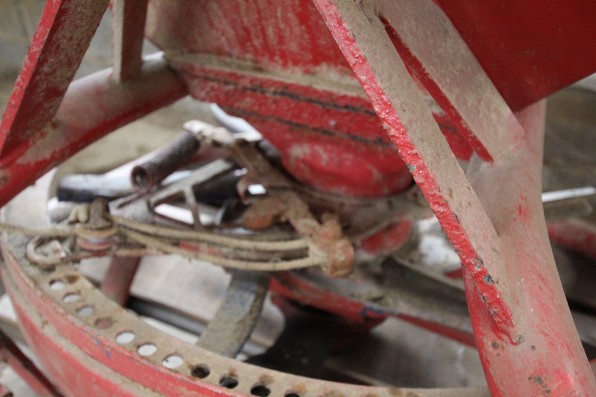 Lely single disc fertiliser spreader. - Image 5 of 10