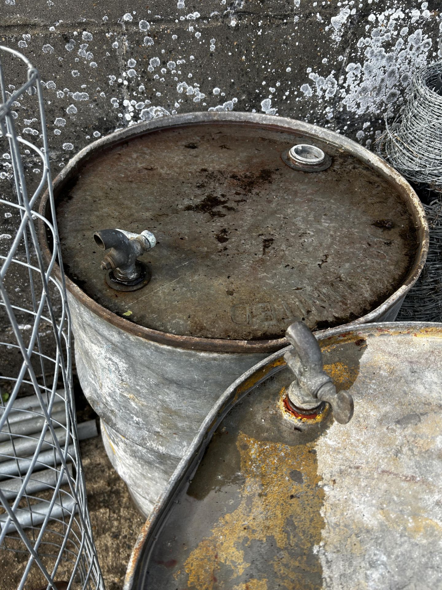 Pair of galvanised 40gallon drums with taps. - Bild 3 aus 3