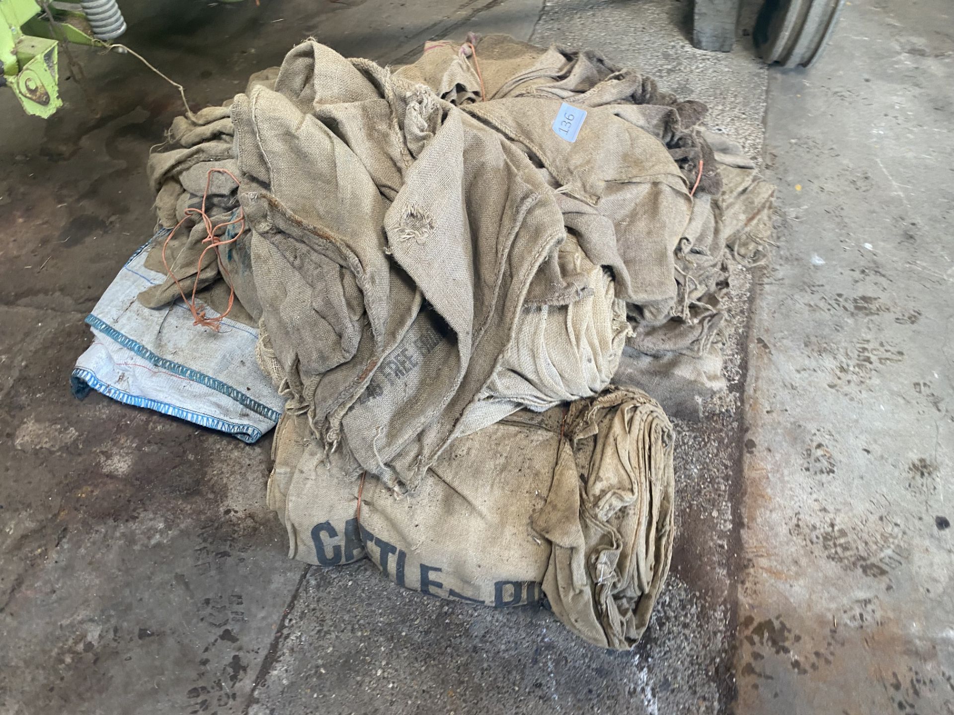 Quantity of hessian sacks. - Bild 2 aus 3