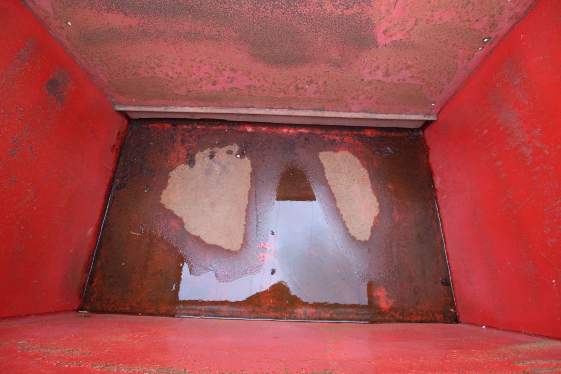 2T grain bin with bottom opening flap. - Image 5 of 5