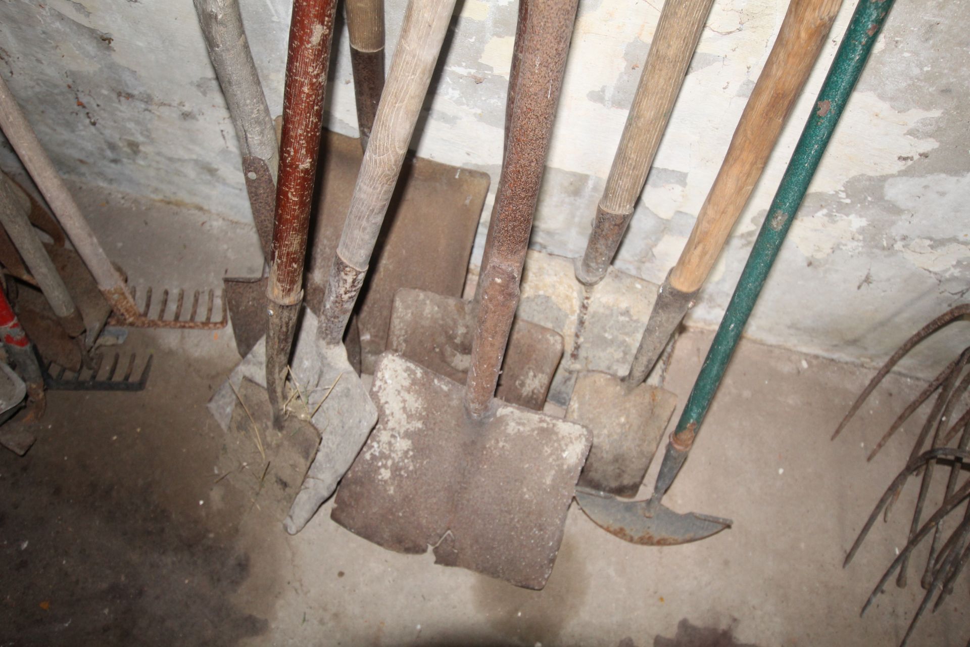 Quantity of shovels and spades. - Image 2 of 2