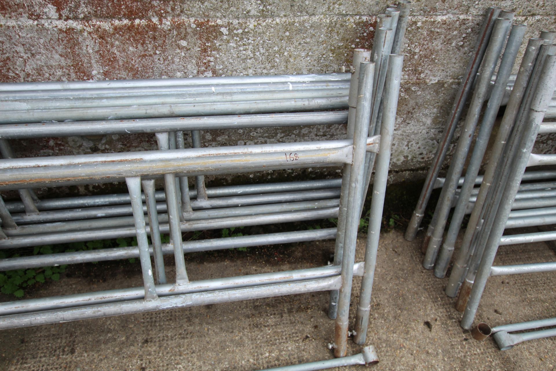 Quantity of galvanised tower scaffold. - Bild 2 aus 3