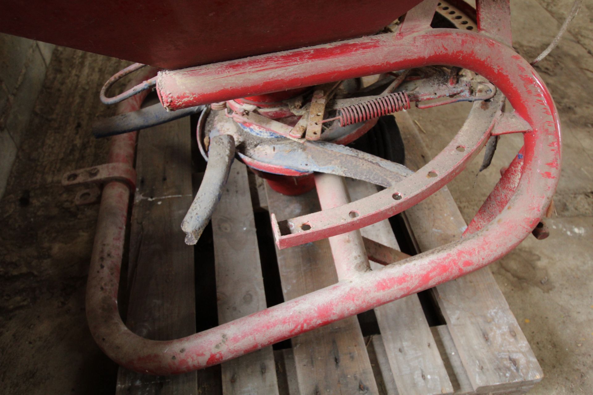 Lely single disc fertiliser spreader. - Image 9 of 10