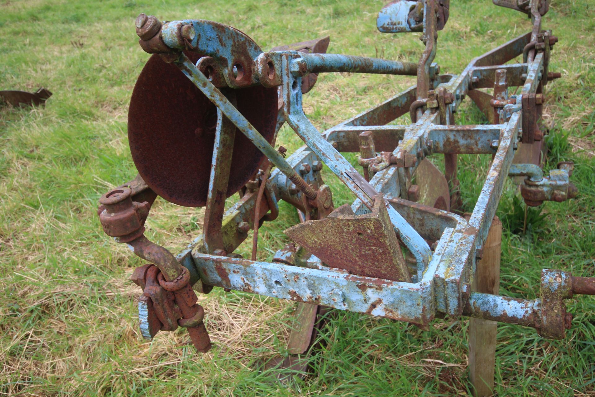 Ransomes TS59N 3 furrow conventional plough. With YL bodies, discs and skimmers. Owned from new. - Image 5 of 19