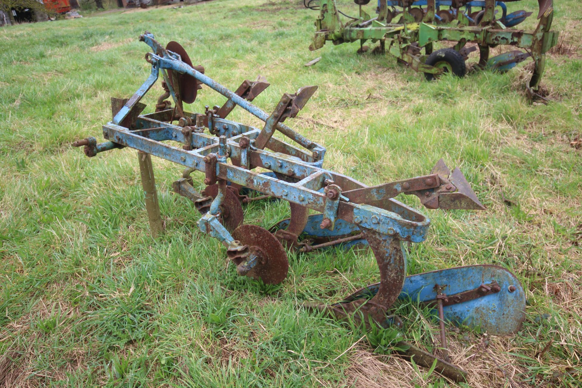 Ransomes TS59N 3 furrow conventional plough. With YL bodies, discs and skimmers. Owned from new. - Image 3 of 19
