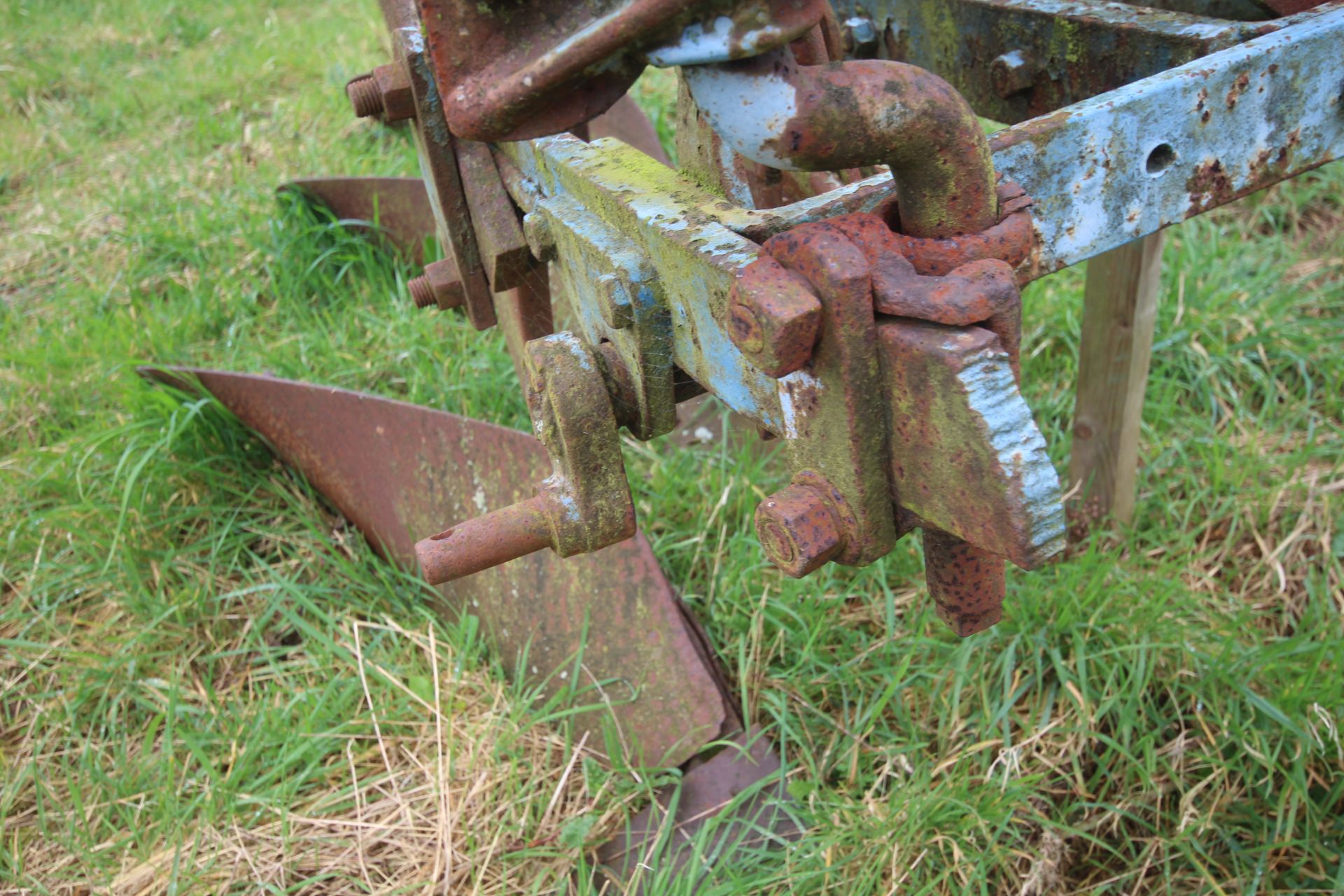 Ransomes TS59N 3 furrow conventional plough. With YL bodies, discs and skimmers. Owned from new. - Image 8 of 19