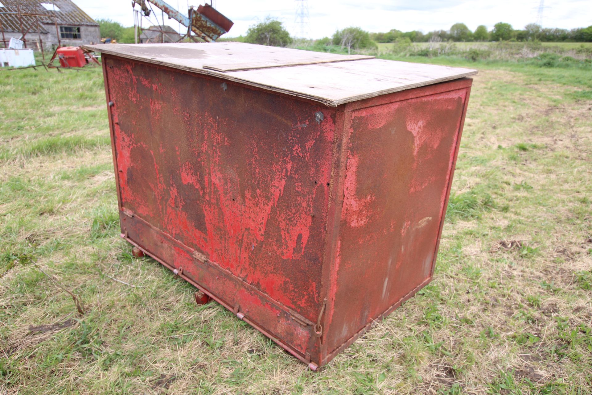 2T grain bin with bottom opening flap. - Image 4 of 5
