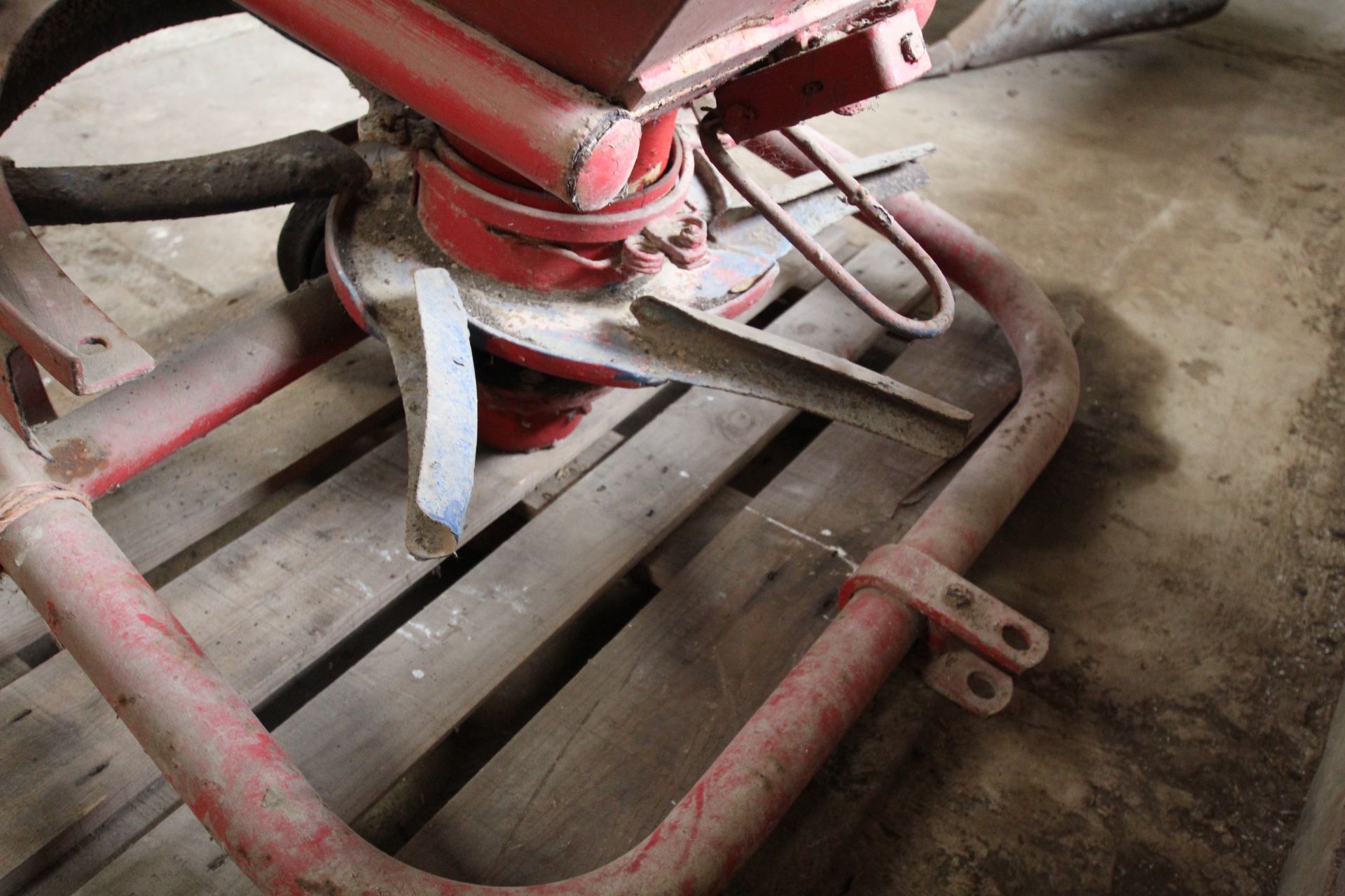 Lely single disc fertiliser spreader. - Image 7 of 10