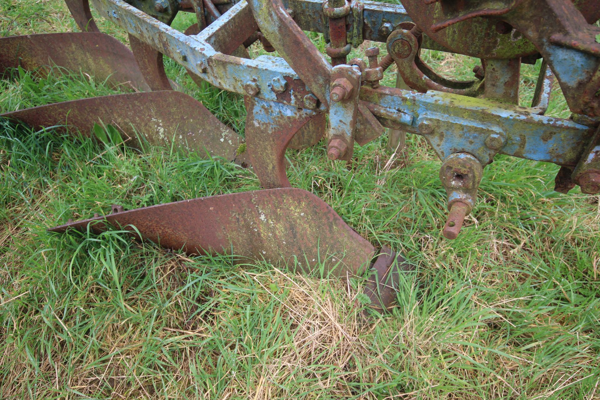 Ransomes TS59N 3 furrow conventional plough. With YL bodies, discs and skimmers. Owned from new. - Image 10 of 19