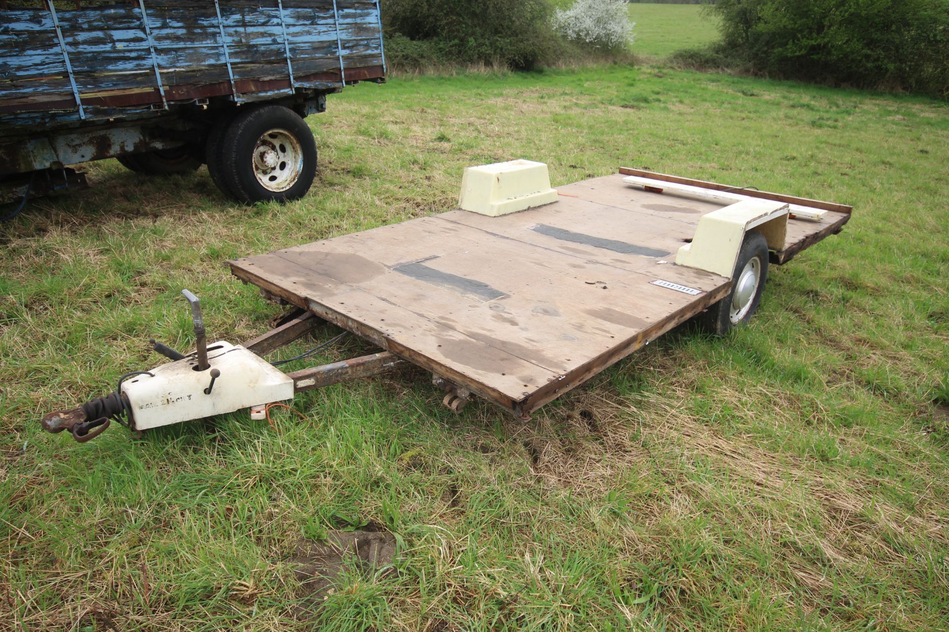 Single axle flatbed trailer. Ex-Bessacar caravan. - Image 2 of 18