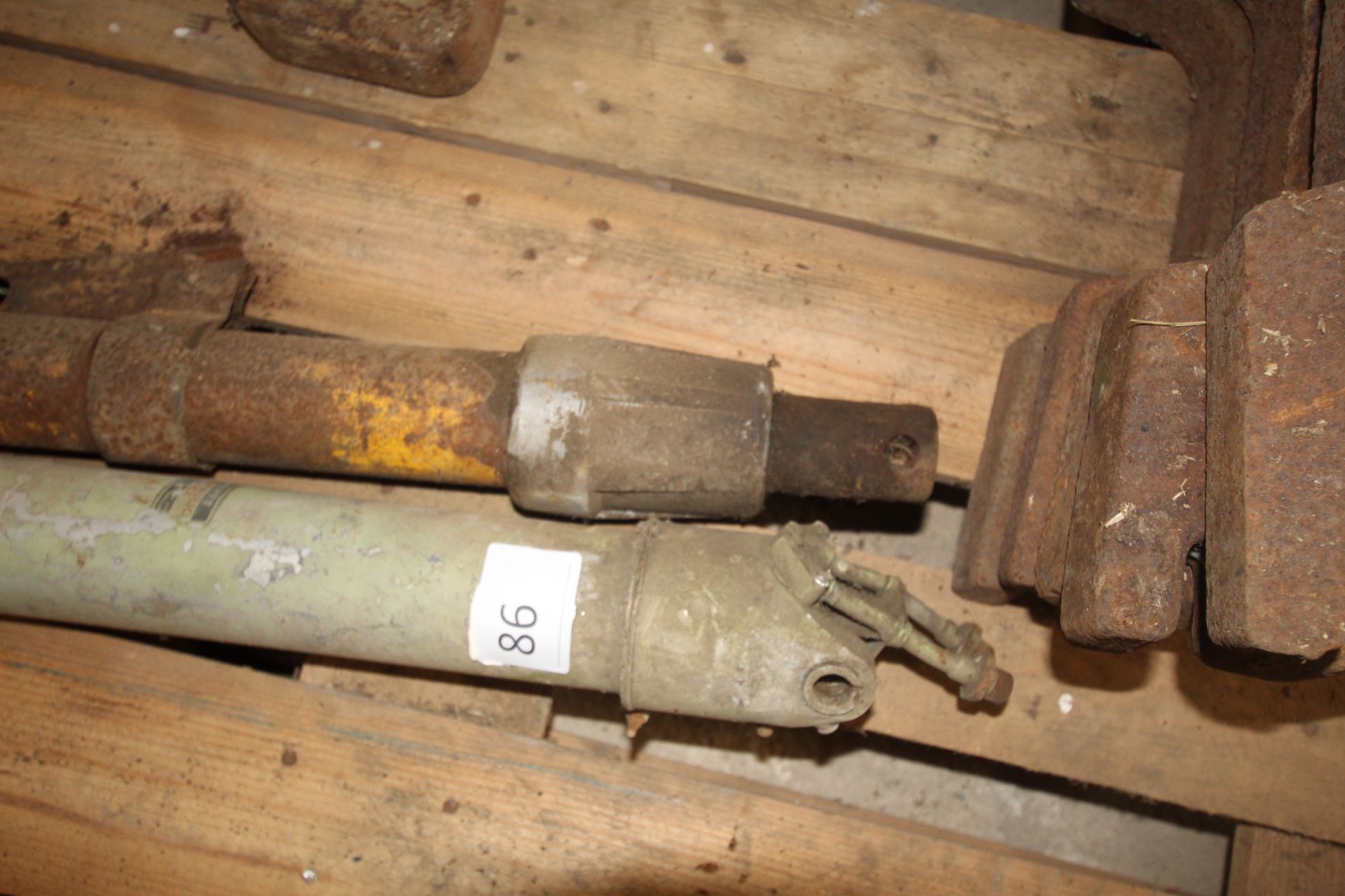 Hydraulic loader ram and hydraulic ram from an aircraft. - Bild 3 aus 3