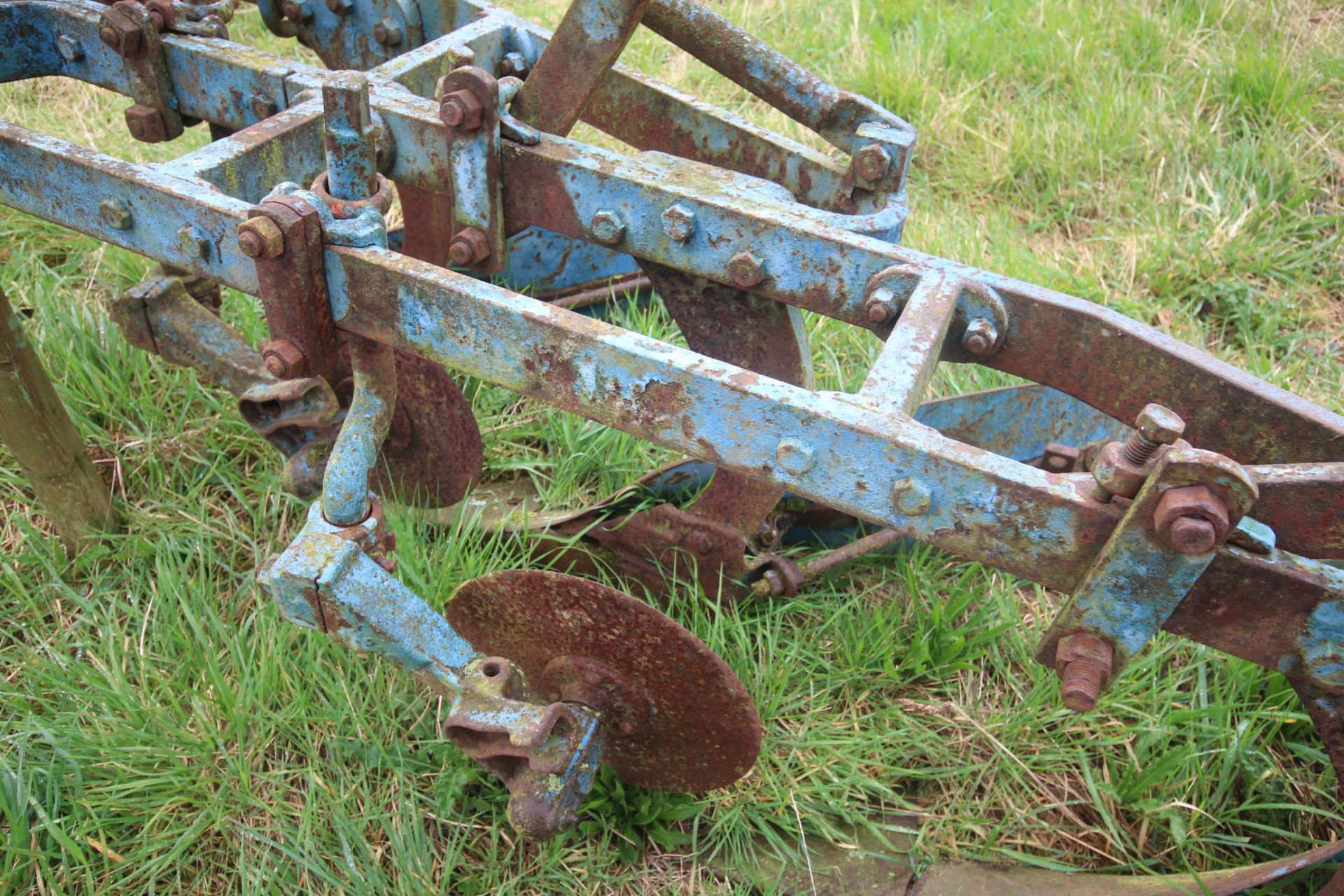 Ransomes TS59N 3 furrow conventional plough. With YL bodies, discs and skimmers. Owned from new. - Bild 17 aus 19