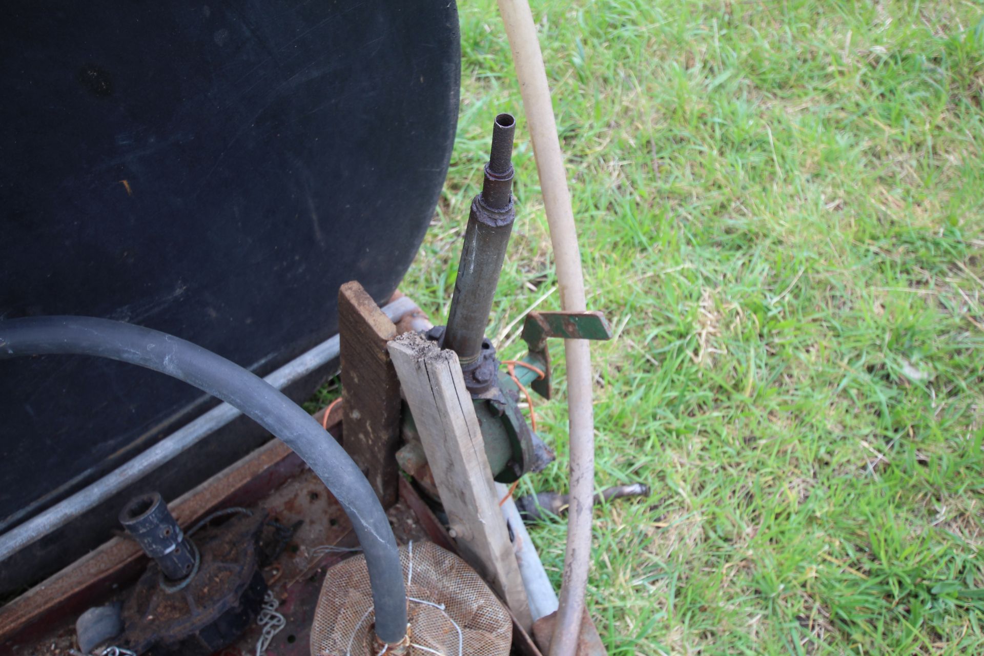 Farm made single axle tanker. Previously used for transporting fish. - Image 4 of 13