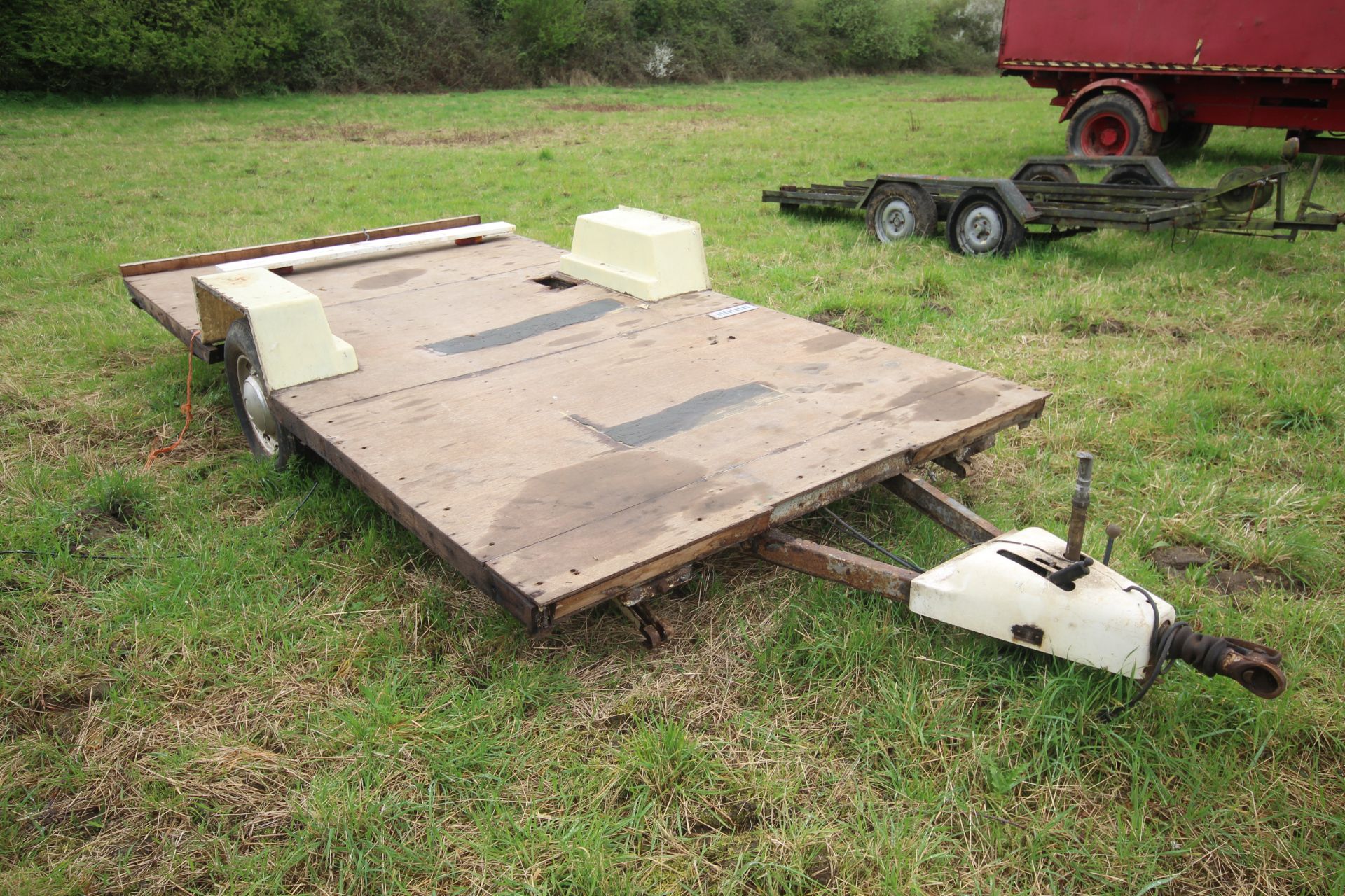 Single axle flatbed trailer. Ex-Bessacar caravan.