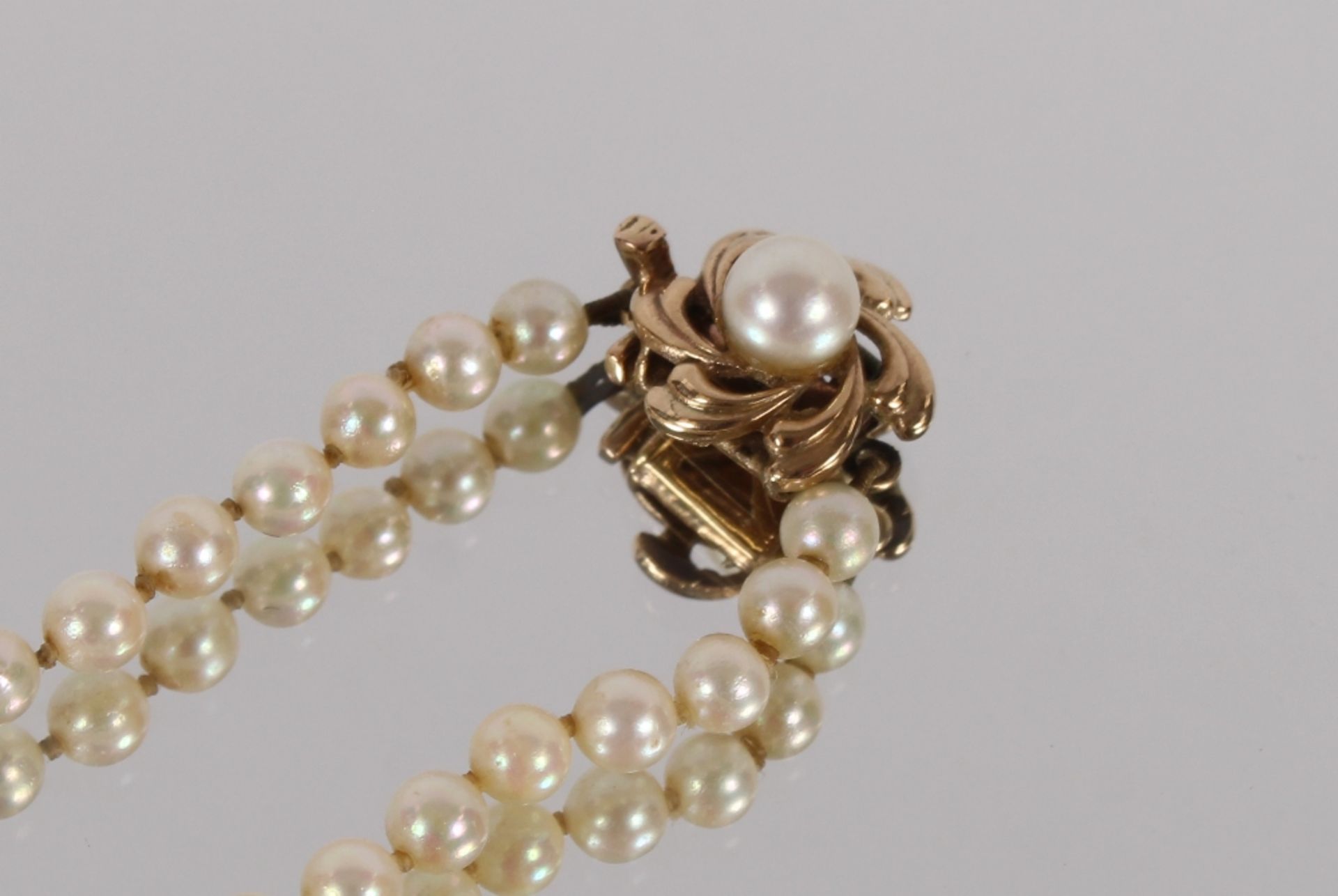 A pearl necklace, set to a 9ct gold clasp with central large pearl - Image 2 of 2