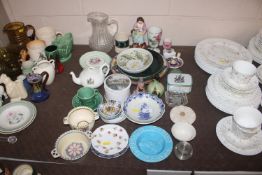 A collection of various decorative pottery to incl