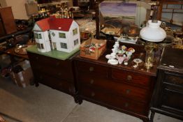 An early 20th Century mahogany dressing chest fitt