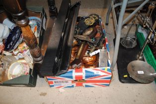 A box of various brassware ; two snooker cues; bar