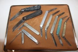 A tray of various vintage pen knives including one