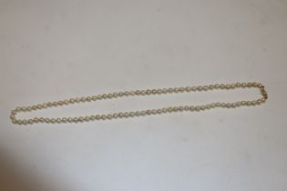 A 28" uniform cultured pearl necklace with 14ct go