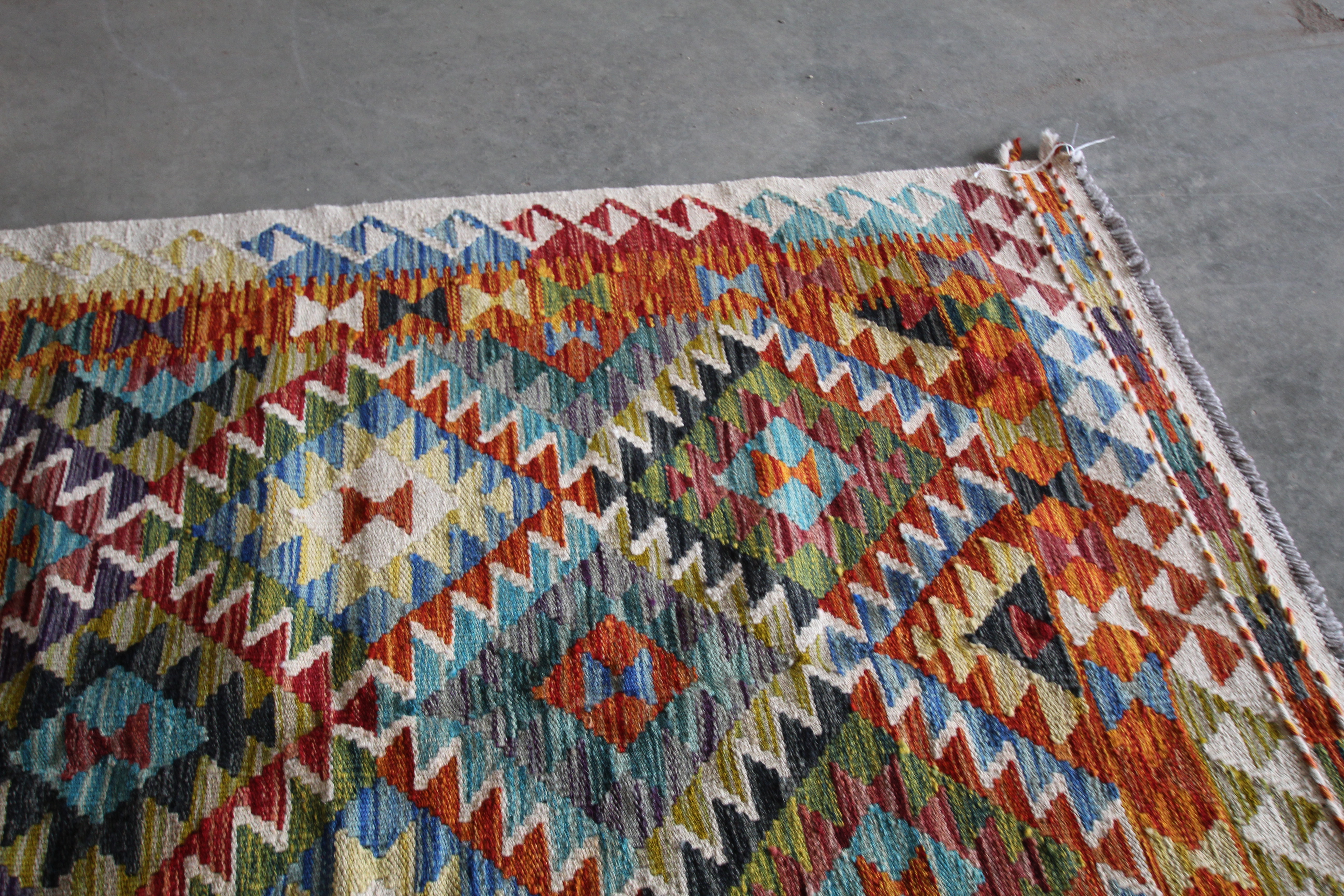 An approx 5'1" x 3'7" Chobi Kilim rug - Image 3 of 5