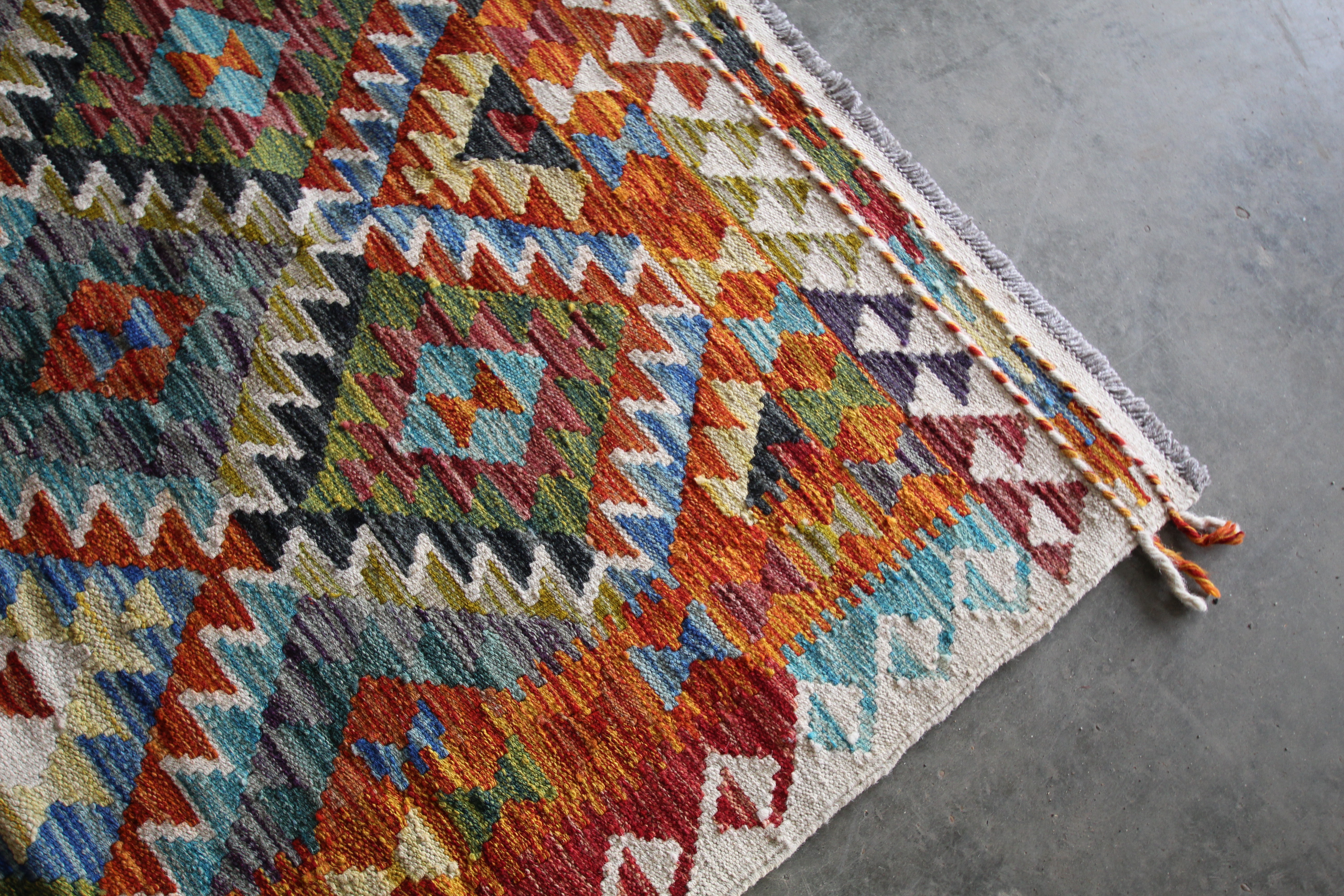 An approx 5'1" x 3'7" Chobi Kilim rug - Image 4 of 5