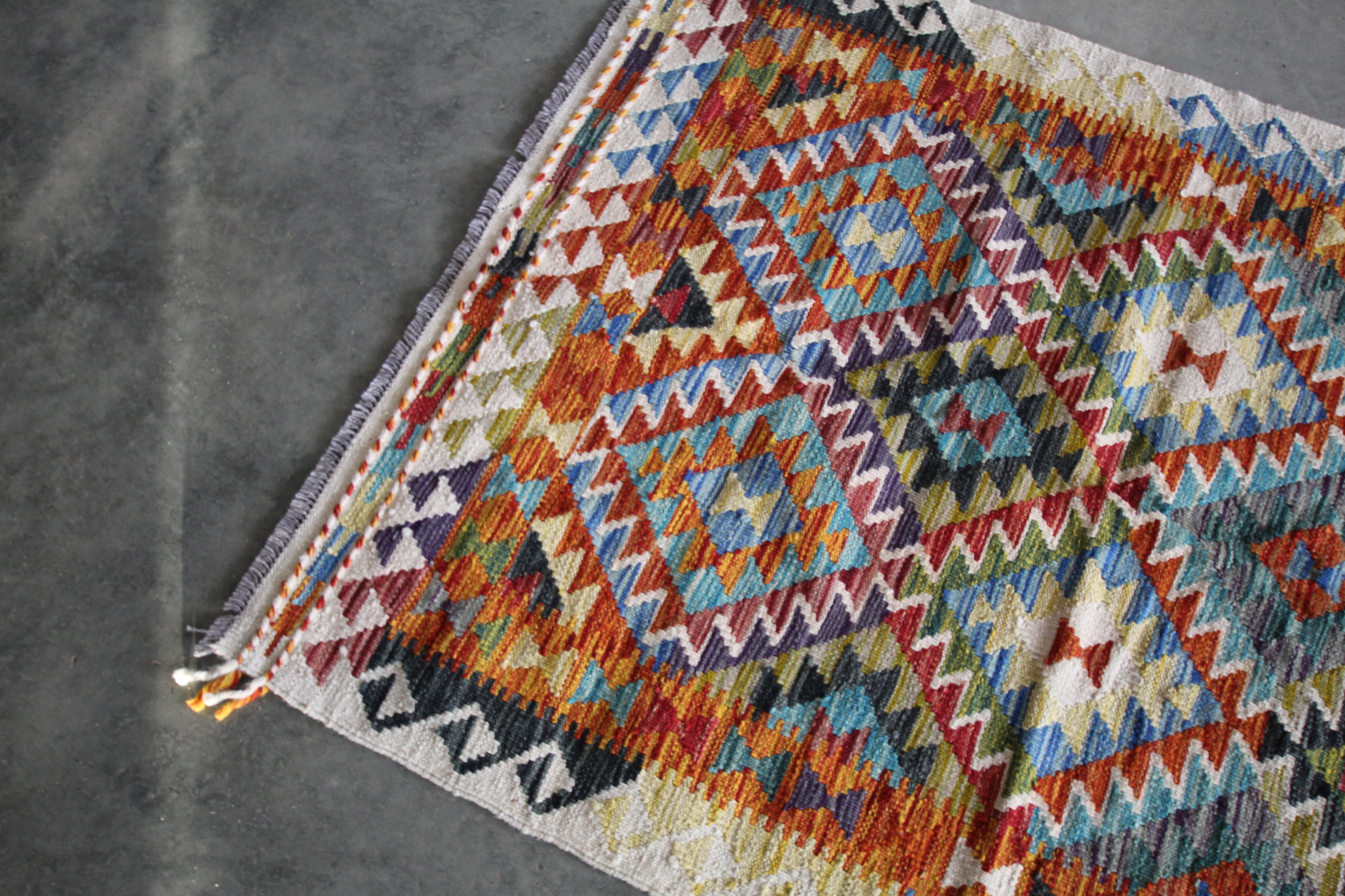 An approx 5'1" x 3'7" Chobi Kilim rug - Image 2 of 5