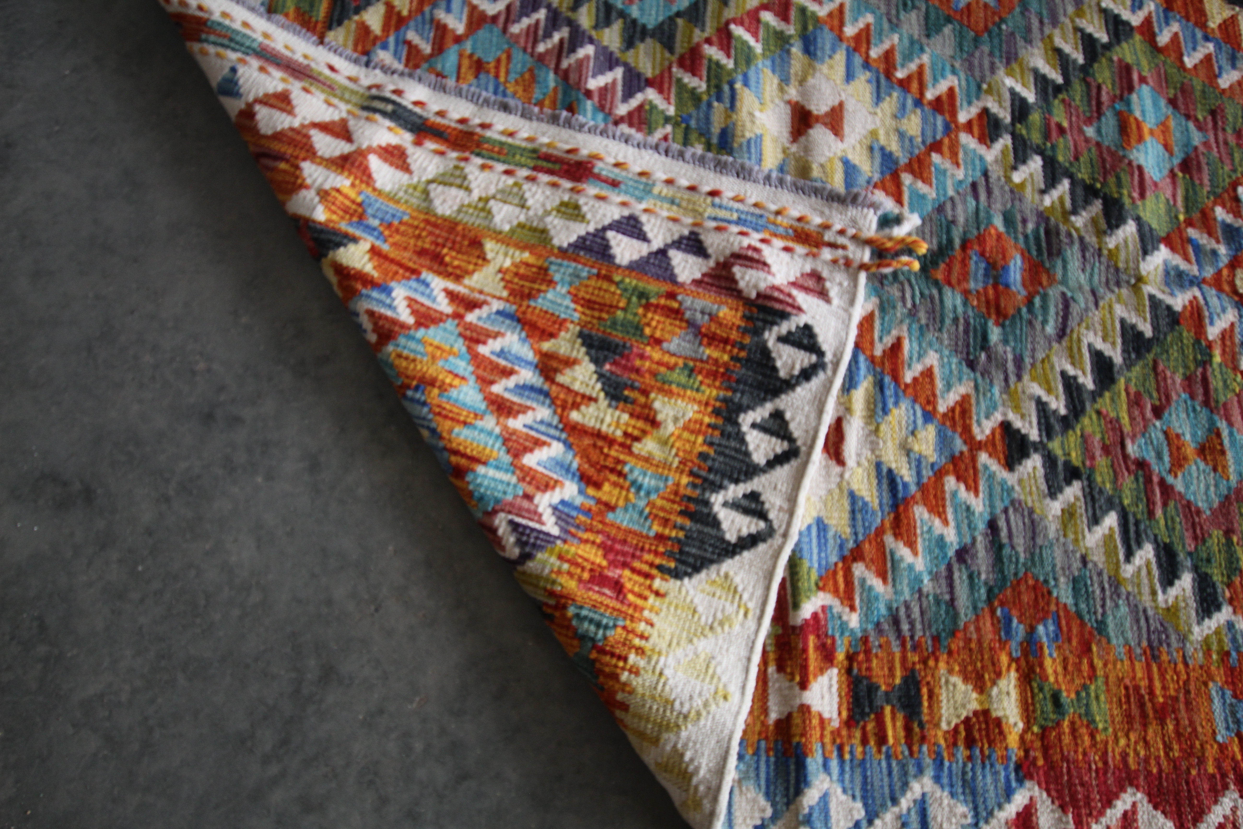 An approx 5'1" x 3'7" Chobi Kilim rug - Image 5 of 5