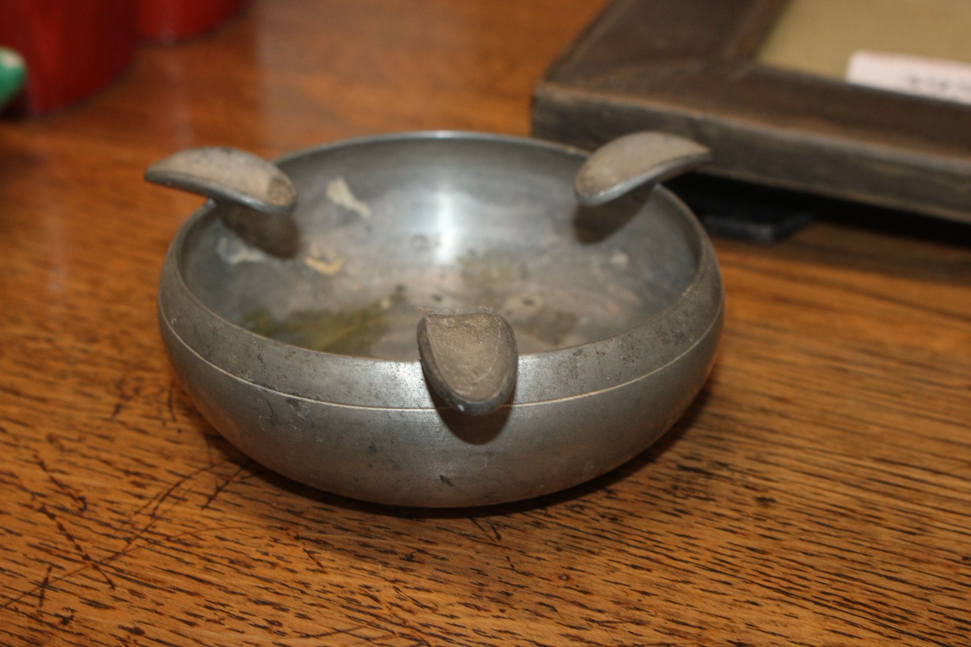 A brass preserve pan; two brass kettles; various p - Image 4 of 5