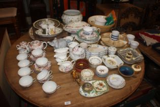 A large quantity of miscellaneous tea and dinnerwa