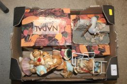 A box of miscellaneous ornaments including Pendelp