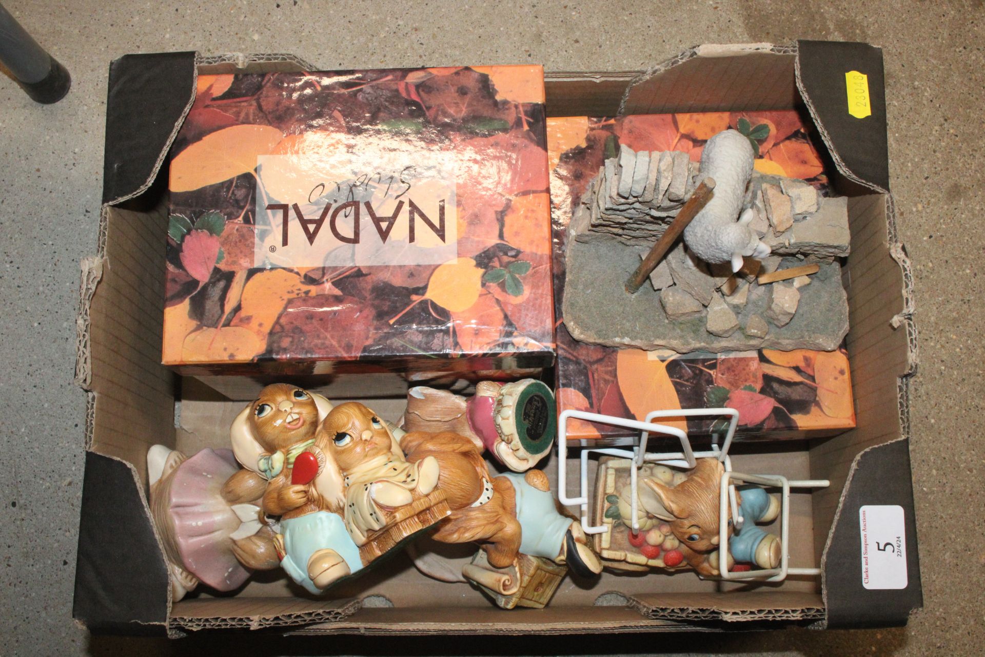 A box of miscellaneous ornaments including Pendelp