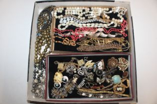 A tray of costume jewellery to include bead neckla