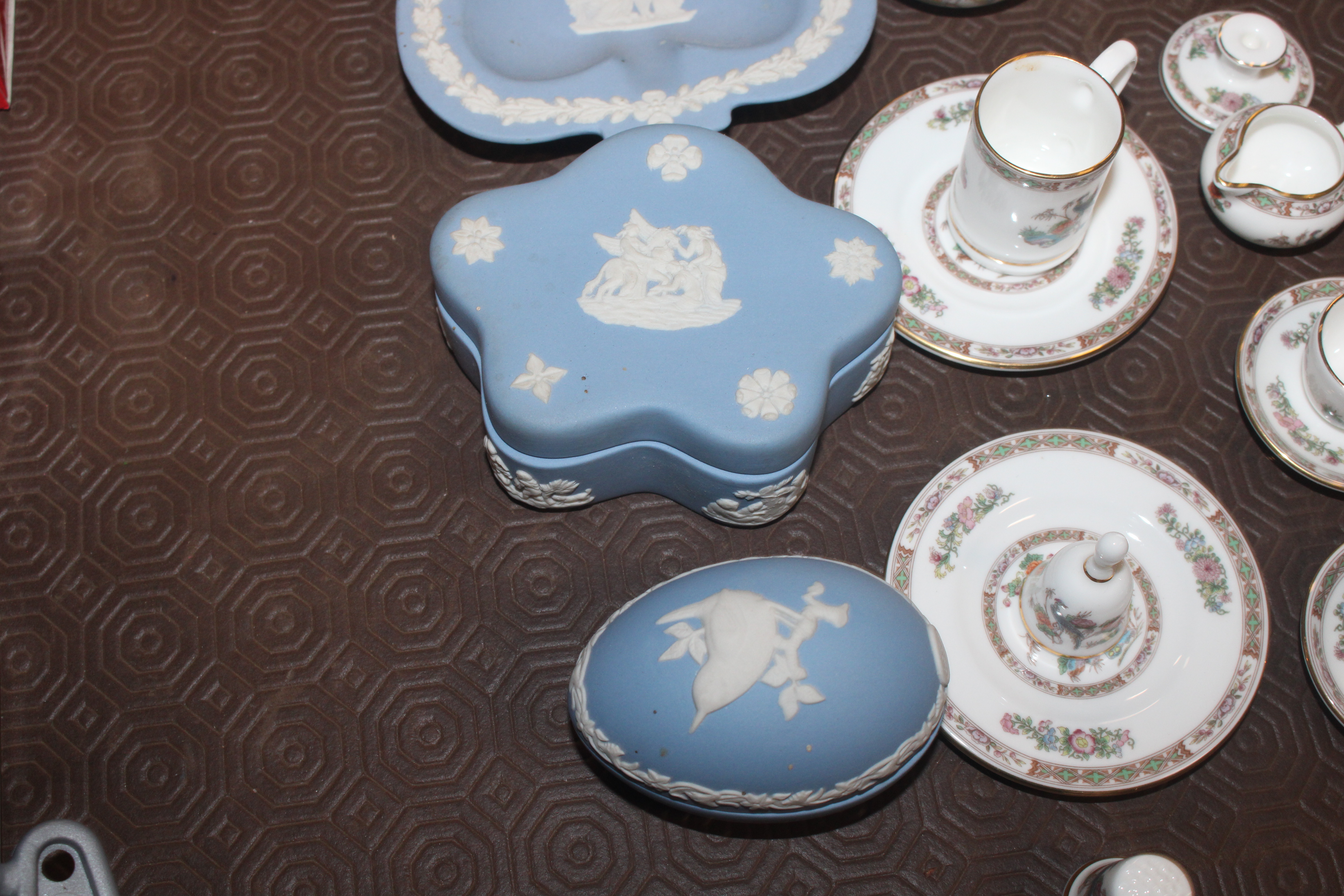 Six Wedgwood "Isis" pattern coffee cans and saucer - Image 9 of 13